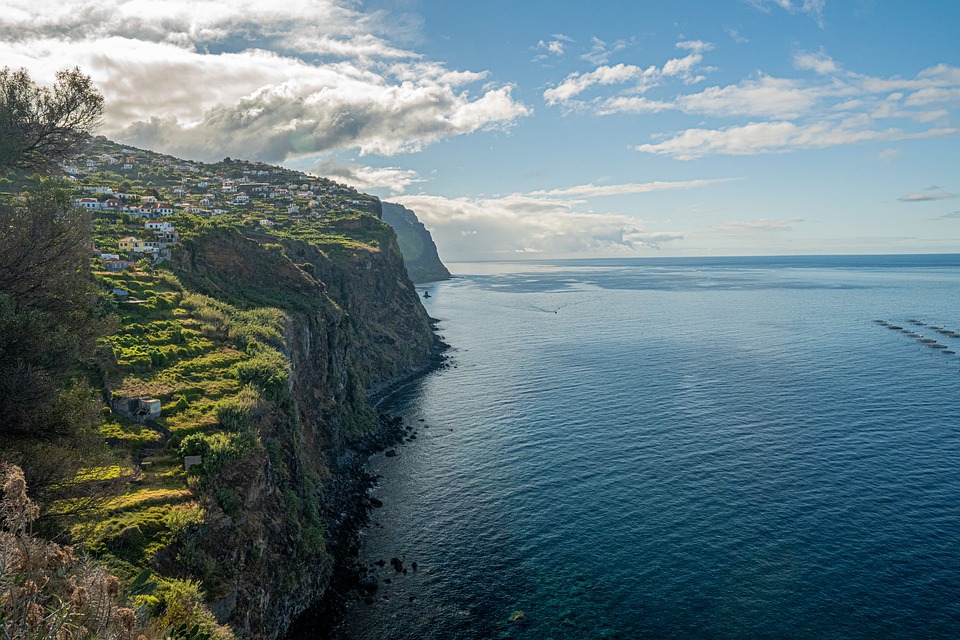 Vanaf de kust van Madeira kijk je uit op de Atlantische Oceaan